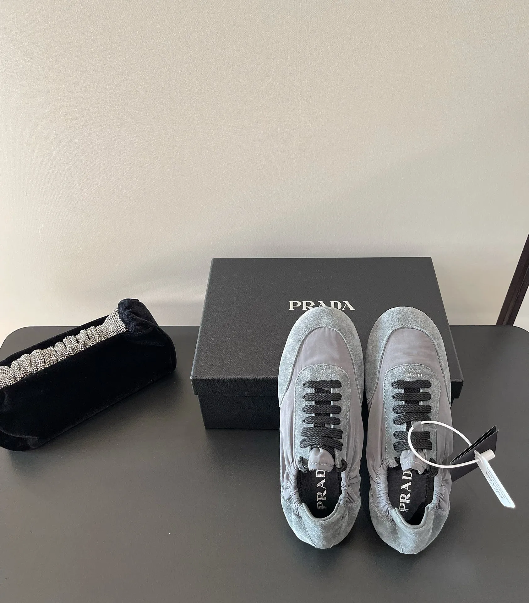 👟👟Ex-factory price 540👟👟 PRADA multi-color comfortable new Dexun ballet shoes in early spring🥂 The original top-quality replica is sold simultaneously at the counter. The fabric is made of specially imported fabrics mixed with Beijing leather. The whole pair of shoes has a very high texture. The lining is cowhide and the original imported rubber sole. The style is simple and fashionable, and the upper feet are very delicate! Color: 11 colors Heel height: flat Size: 35-41 (40 to 41 customized, non-refundable)